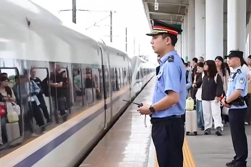 白云机场一航班落地滑行分钟