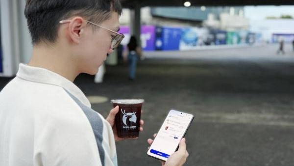 神十八乘组精心照料太空菜园