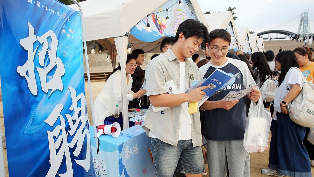 海军舰艇编队抵达香港 开启开放参观和文化交流活动